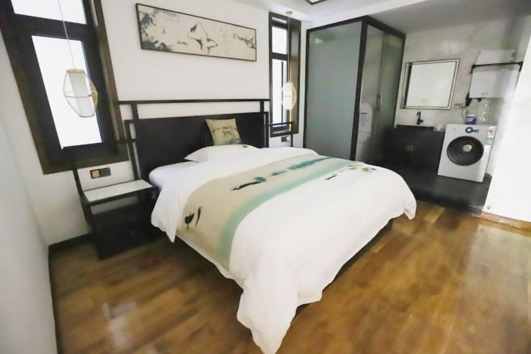 Room 5, Floral Hotel ·Fenghuang Grand Riverview, Xiangxi Tujia and Miao