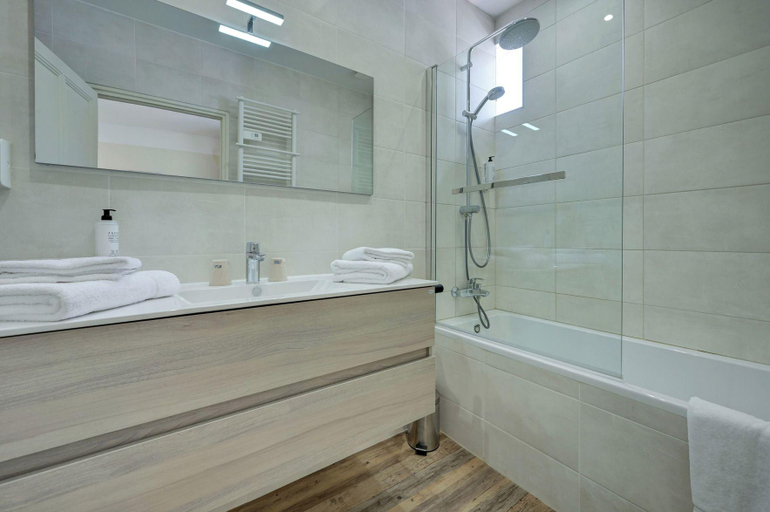 Bathroom 3, Best Western Le Comtadin, Vaucluse