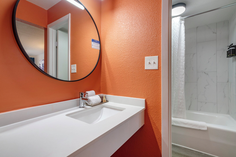 Bathroom 2, HOST/EL Boutique Shared Rooms, Houston