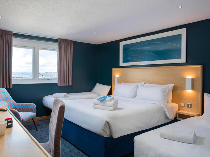 Bedroom 3, Travelodge Wakefield Woolley Edge M1 Northbound, Wakefield