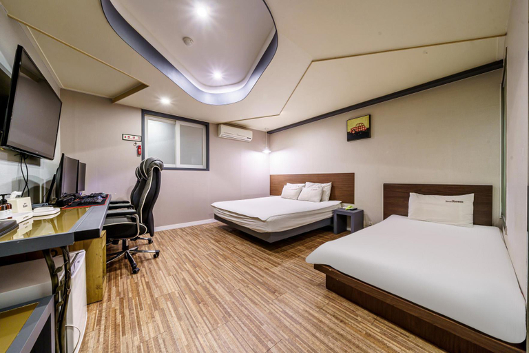 Bedroom 2, Busan Goejeong Rosso, Saha