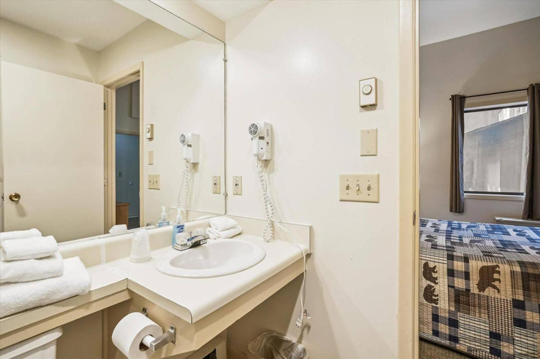 Bathroom 3, 106 Cedarbrook One bedroom Queen Suite, Windsor