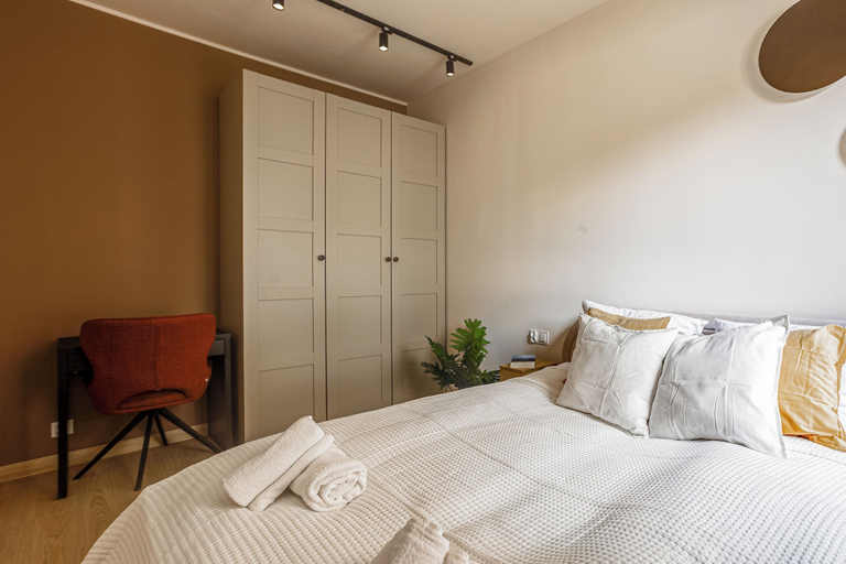 Room 5, Kamienica parking balkon blisko MTP, Poznań City