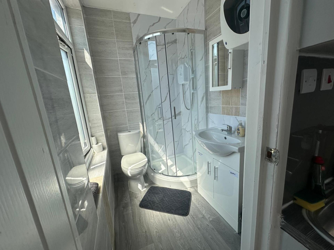 Bathroom 5, Wimbledon Family Flat 2, London