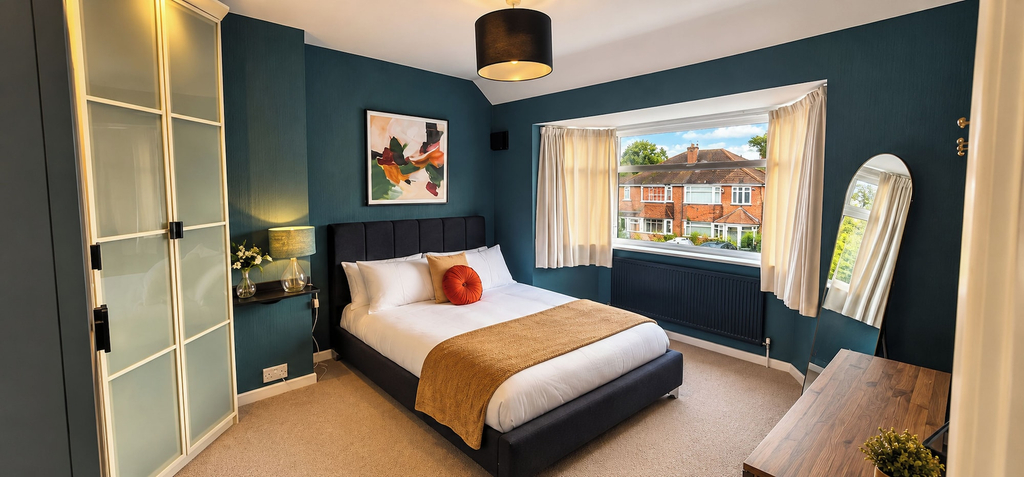 Room 5, 3-bed Hot Tub Pool Table Off-road Parking Sleeps 5, Sandwell