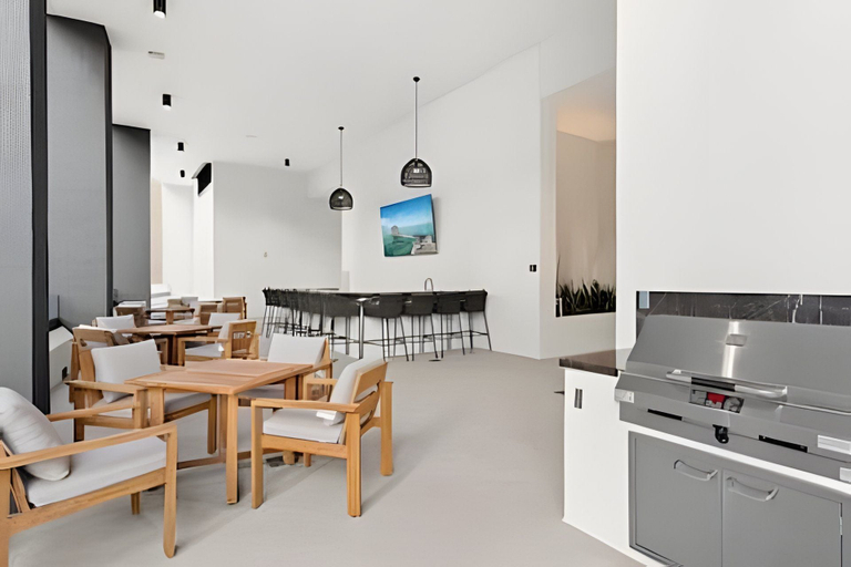 Dining 3, District 225 - Rooftop Pool - Gym - Parking - Downtown Miami, Miami-Dade
