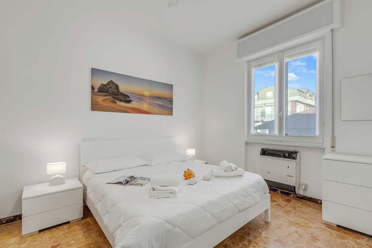 Room 4, Verdi Loano Beach Apartment With Balcony, Savona
