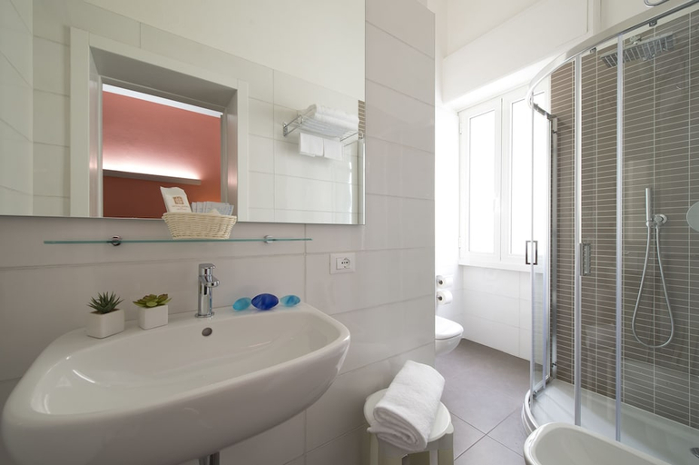 Bathroom 4, Giulia Hotel, Lucca