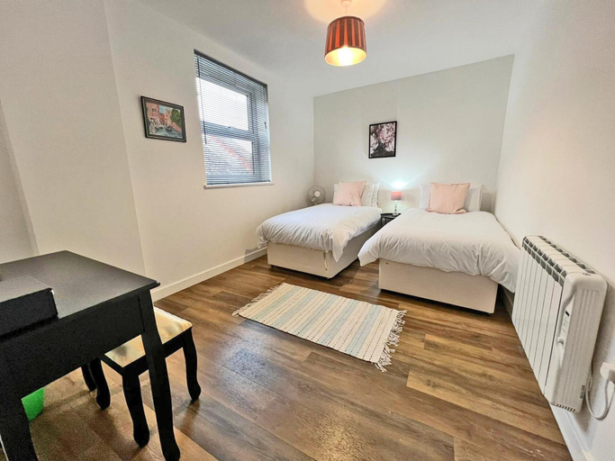 Bedroom 1, Immaculate 2-bed Apartment Town Centre, Gloucestershire