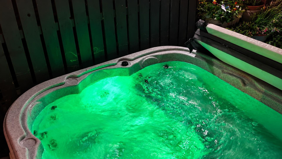 Outdoor spa tub 3, Hideaway House, Sleeps 6 With Hot Tub & Balcony, Durham