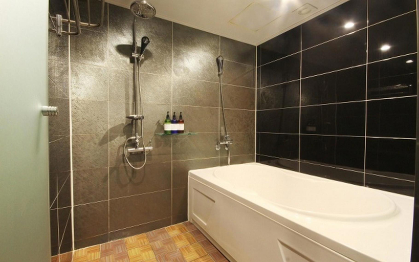 Bathroom 5, Busan Goejeong Rosso, Saha