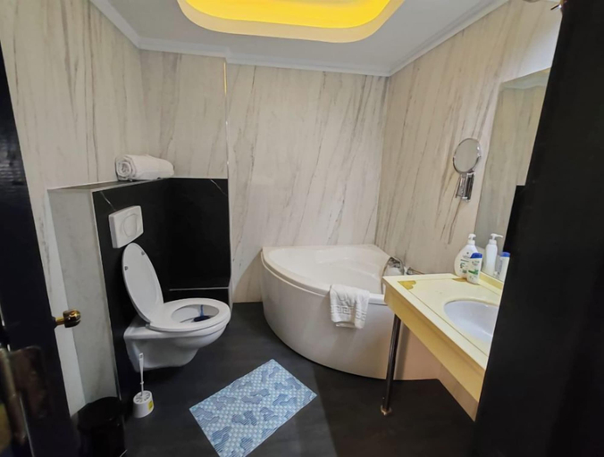 Bathroom 2, Denyin Prestige, Zarnesti