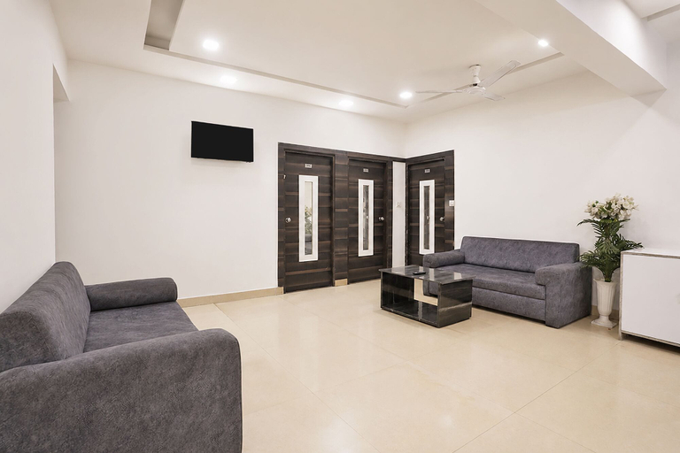 Lobby sitting area, FabHotel Mid Way, Gandhinagar