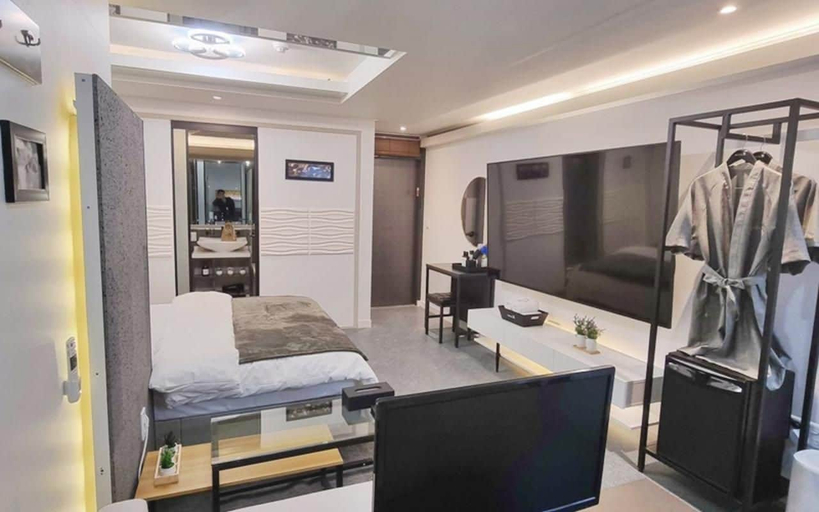 Room 2, Cheongdo Hotel X, Gyeongsan