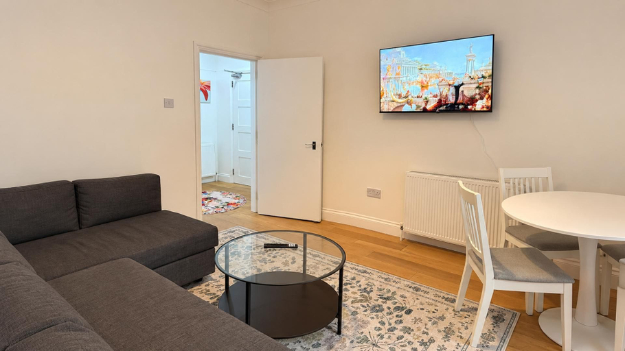 Living area 2, 2-bed Apt, Sleeps 6 Near Arsenal & Highbury, London