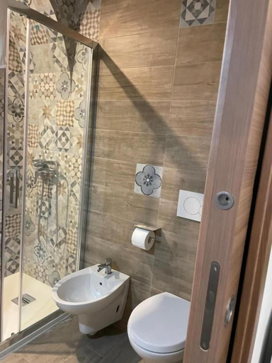 Bathroom 5, L angolo delle bugie, Bari