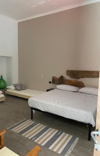 Bedroom 4, L angolo delle bugie, Bari