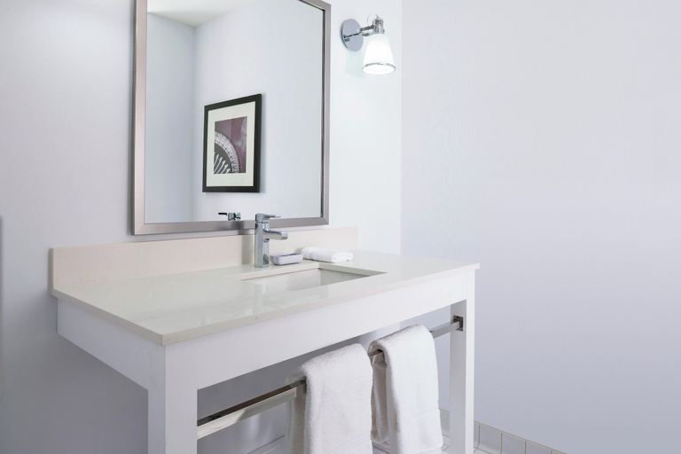 Bathroom 4, Four Points By Sheraton Seattle Airport South, King