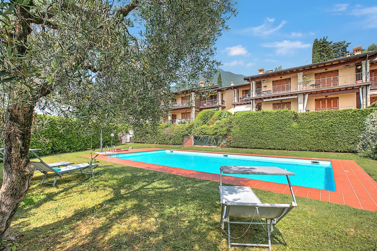Pool 4, Julia's House With Lakeview and shared pool, Brescia