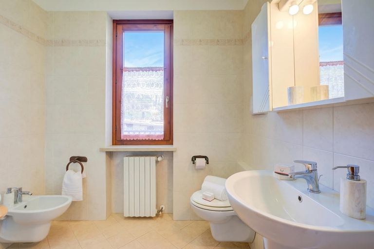 Bathroom 3, Julia's House With Lakeview and shared pool, Brescia