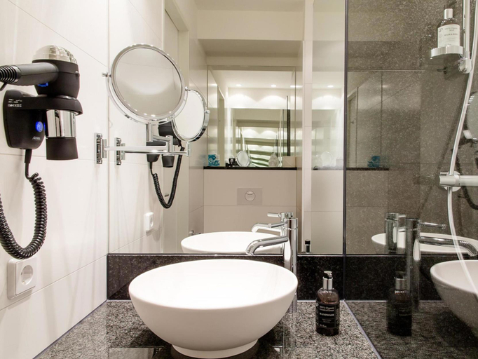 Bathroom 4, Motel One Zurich, Zürich