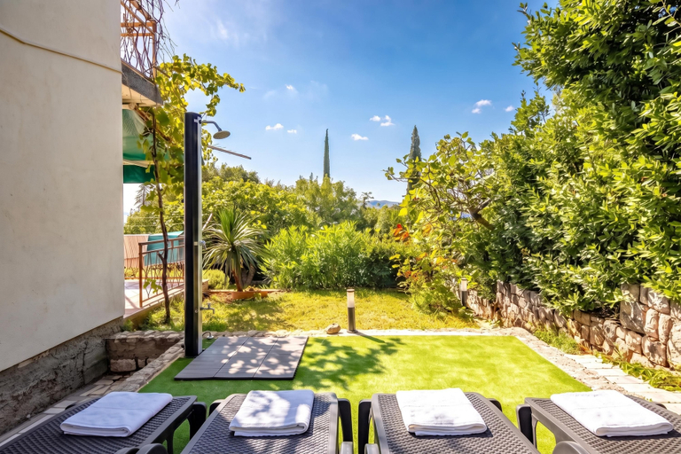 Garden, Seaview Apartment With Jacuzzi Ivano, Novi Vinodolski