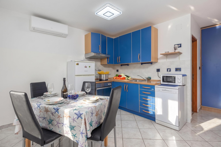 Dining, Seaview Apartment With Jacuzzi Ivano, Novi Vinodolski