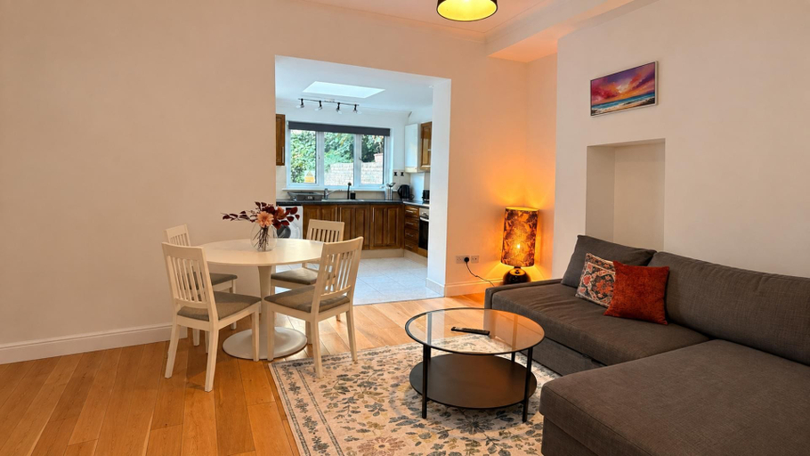 Living area 4, 2-bed Apt, Sleeps 6 Near Arsenal & Highbury, London