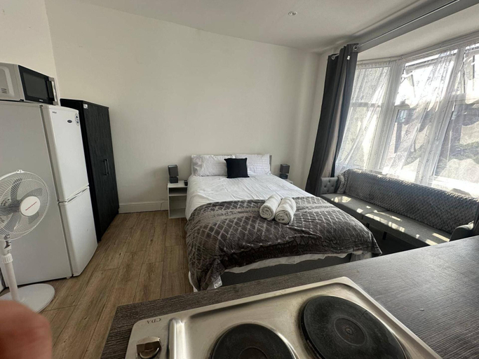 Room 3, Wimbledon Family Flat 2, London