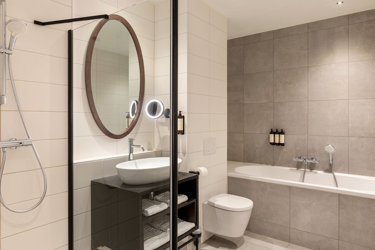 Bathroom 5, Corendon Amsterdam Schiphol Airport, a Tribute Portfolio Hotel, Haarlemmermeer