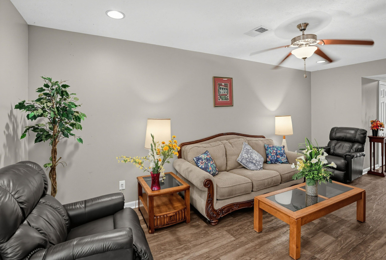 Living area 3, Chef's Kitchen, Vine Grove, Family Gathering 3 Bedroom Home, Hardin