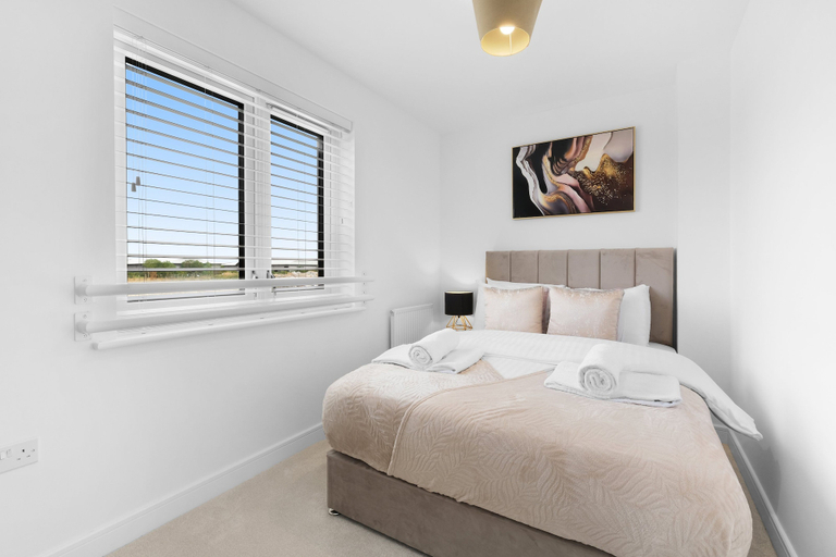 Room 5, Grand 6 Bed Group House in Garden, Central Bedfordshire