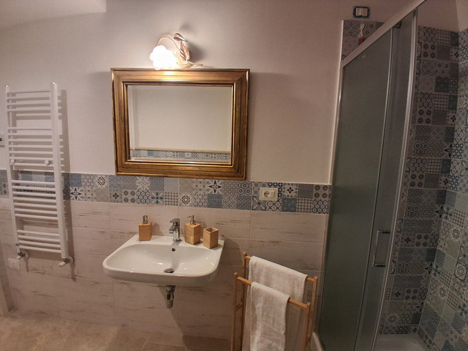 Bathroom 5, Buon Vento, Macerata