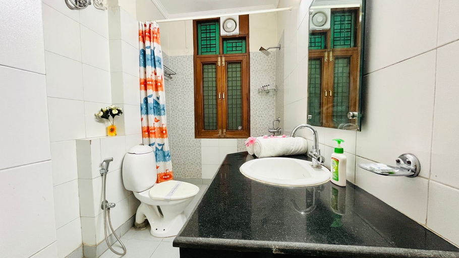 Bathroom 4, Cotyard Banquet & Wedding Venue Delhi, Delhi