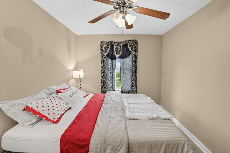Room 5, Chef's Kitchen, Vine Grove, Family Gathering 3 Bedroom Home, Hardin