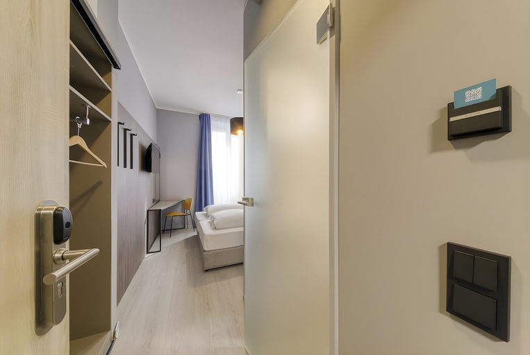 Bedroom 4, Smart Stay Hotel Station, München