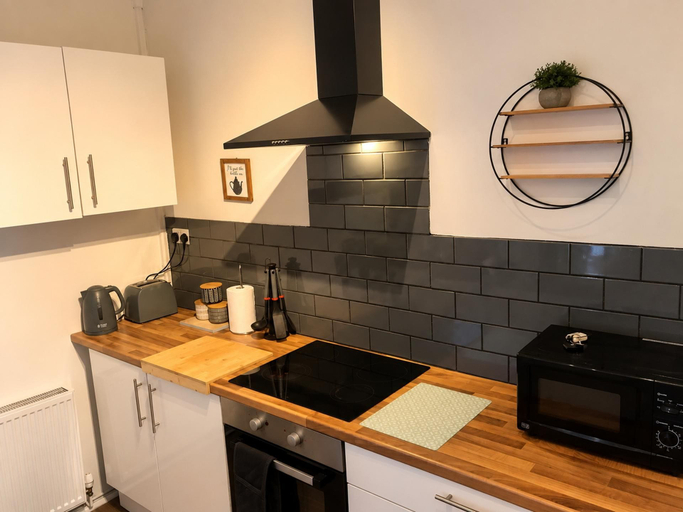 Private kitchen 4, Creswell 2-bed House, Sleeps 7 With Street Parking, Derbyshire