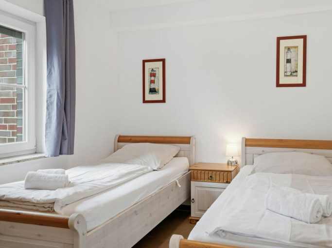 Room 4, Holiday Apartment in Greetsiel With Terrace, Aurich