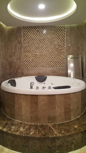 Bathroom 4, Ferdi Lilly, El Achour