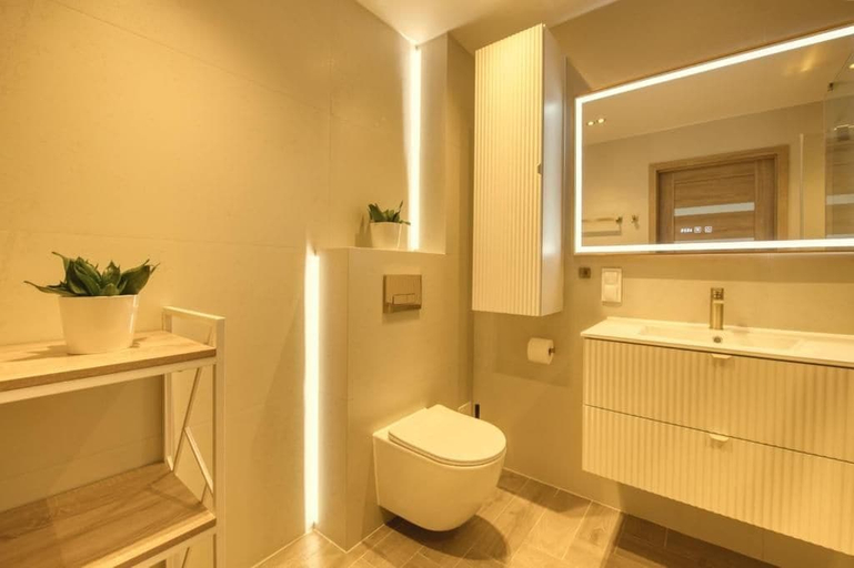 Bathroom 5, Bałtyckie Tarasy by Q4 Apartments, Puck