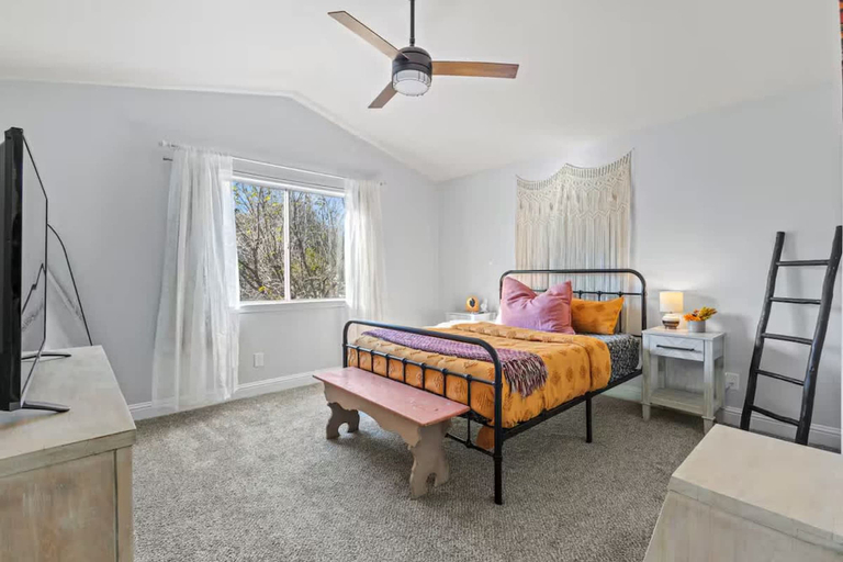 Room 5, Hubbard Haven Family Pets Near Lake, Dallas