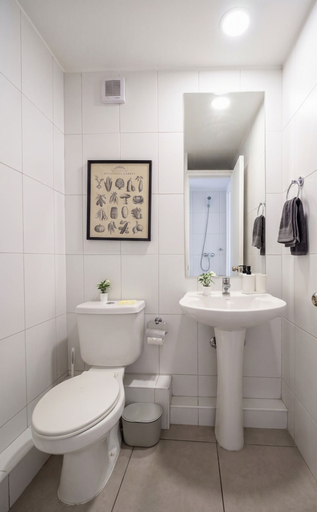 Bathroom, Edificio Link Ecuador by Domus Travels, Santiago