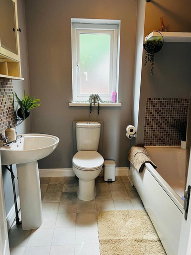 Bathroom 2, Spacious 4 Bedroom House Parking Wifi, Bridgend