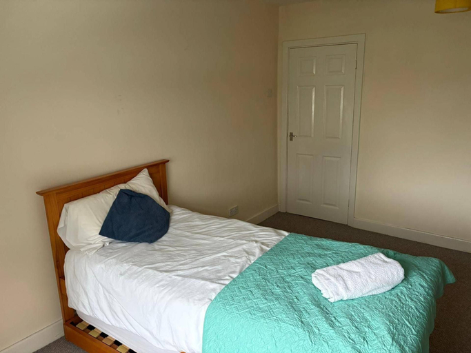 Room 5, Wolves Retreat Sleeps 7 With Garden Parking, Wolverhampton