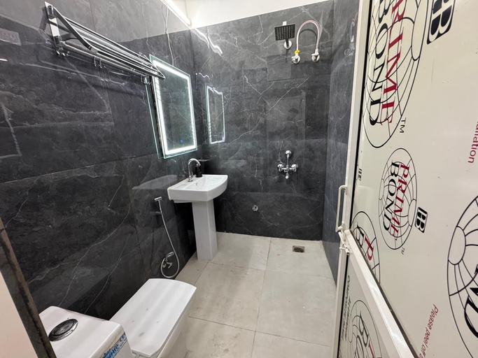 Bathroom 5, Manglaam Hotel & Resort, Gautam Buddha Nagar
