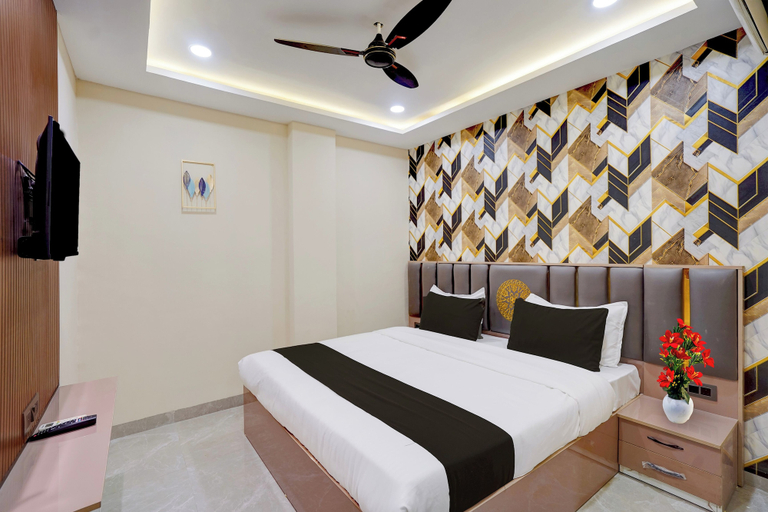 Room 5, Townhouse Star Square Vijay Nagar, Indore