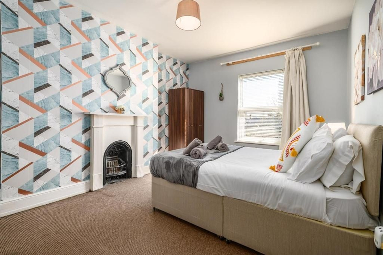 Room 3, Modern 6-bed House in Bedford, Bedfordshire