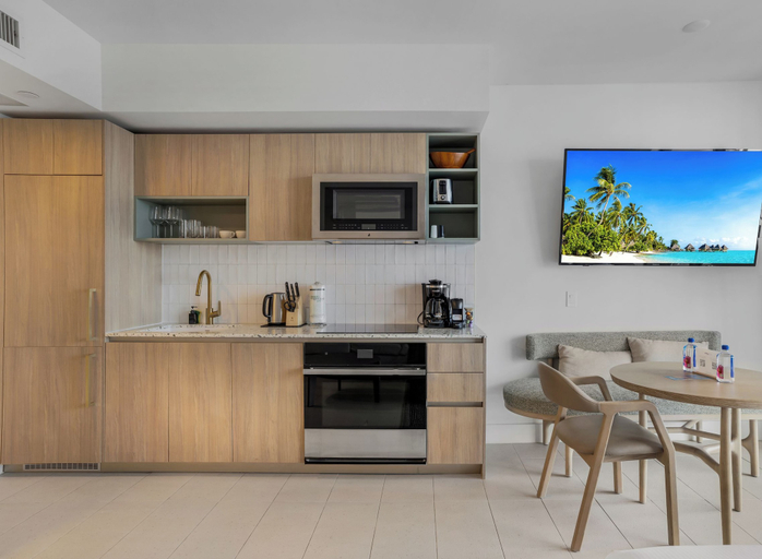 Private kitchen, Luxury Studio in Miami -46th Floor, Pool, Miami-Dade
