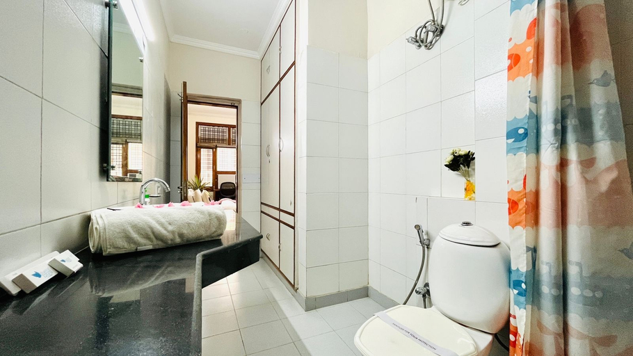 Bathroom 3, Cotyard Banquet & Wedding Venue Delhi, Delhi