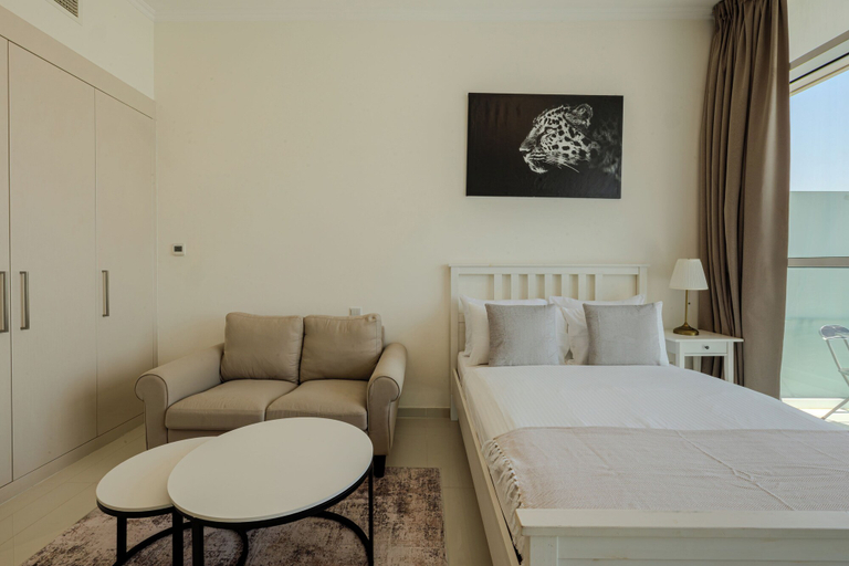 Room 5, Modern Studio Golf Views DAMAC Hills 1, Dubai